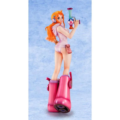Figure di Nami da One Piece in versione Egghead, con indossa un body chiaro futuristico, enormi scarpe rosa e il Clima-Tact appoggiato sulla spalla.