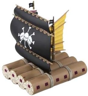 Model kit della nave di Marshall D. Teach da One Piece; il modello raffigura una grande zattera fatta di tronchi marroni con cannoni laterali e una vela principale nera che mostra il Jolly Roger a tre teschi bianchi.