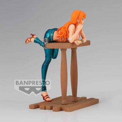 Figure di Nami da One Piece della linea Grandline Journey Special, appoggiata a una staccionata di legno con top a bikini e pantaloni metallizzati.