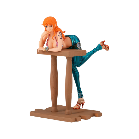 Figure di Nami da One Piece della linea Grandline Journey Special, appoggiata a una staccionata di legno con top a bikini e pantaloni metallizzati.