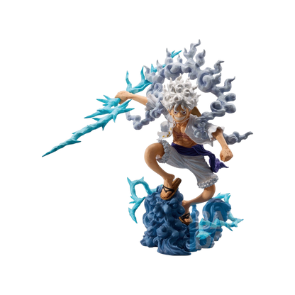 Figure di Luffy di One Piece in versione Gear 5, con capelli e abiti bianchi, in posa dinamica mentre impugna un fulmine su una base di nuvole.