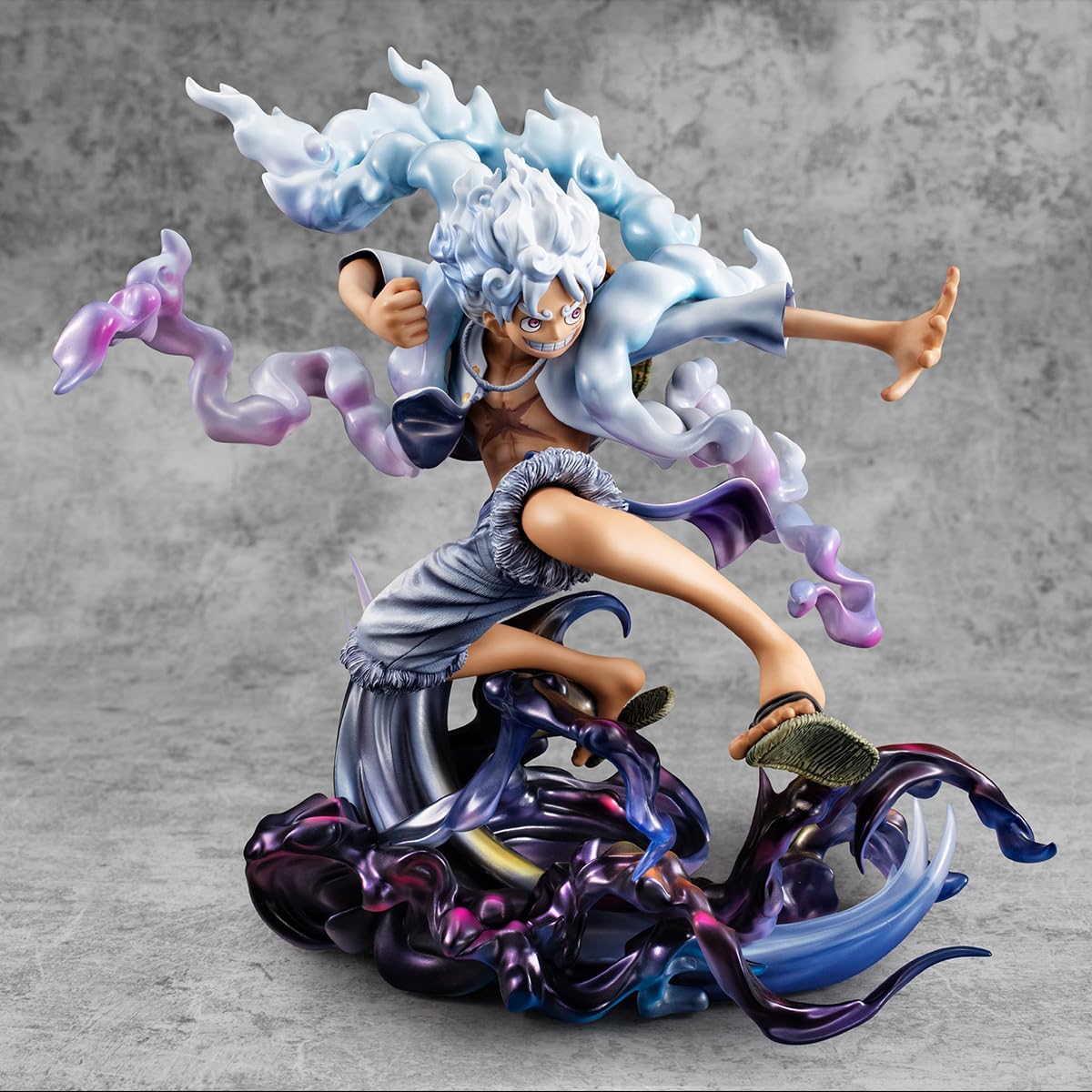 Action figure Portrait of Pirates di Monkey D. Luffy in Gear 5 (Nika); il personaggio ha capelli e vestiti bianchi, ride mentre fluttua in aria circondato da nuvole di fumo e fulmini di Haki viola e neri.