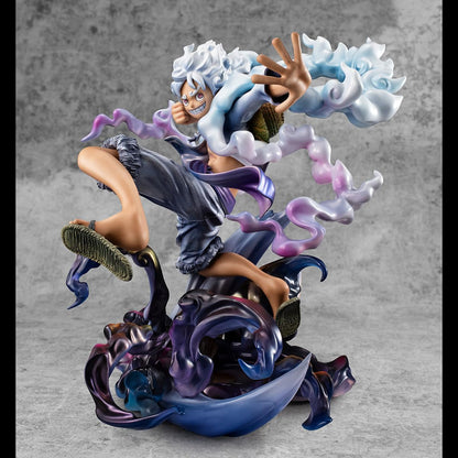 Action figure Portrait of Pirates di Monkey D. Luffy in Gear 5 (Nika); il personaggio ha capelli e vestiti bianchi, ride mentre fluttua in aria circondato da nuvole di fumo e fulmini di Haki viola e neri.