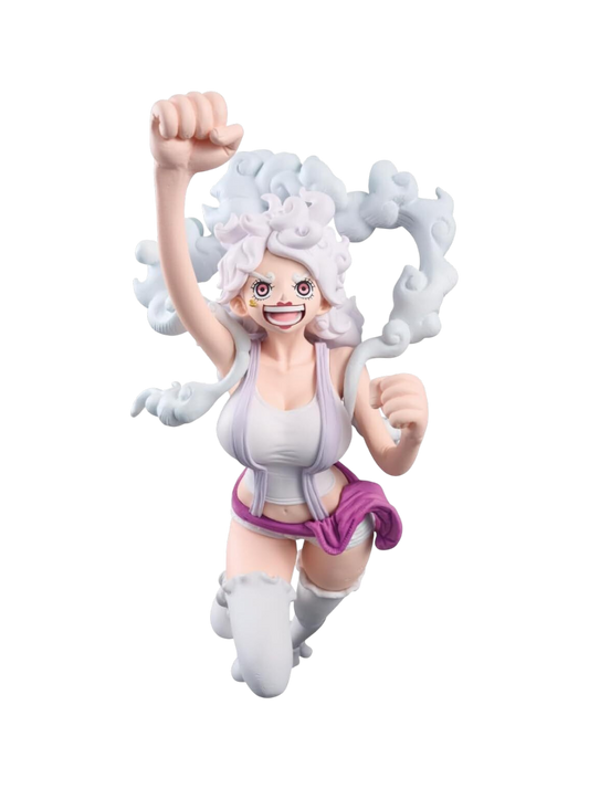 Figure di Jewelry Bonney da One Piece nella sua forma The Most Free Future, con capelli bianchi, abiti chiari e nuvole fluttuanti, ritratta felice con un pugno alzato.