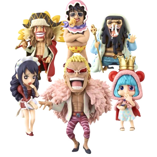 Sei mini figure dei personaggi di One Piece appartenenti alla Famiglia Donquixote. Al centro spicca Doflamingo con il suo inconfondibile mantello di piume rosa, circondato dagli altri bizzarri membri della ciurma: Diamante, Senor Pink, Trebol, Baby 5 e Sugar, tutti realizzati in un simpatico stile chibi.