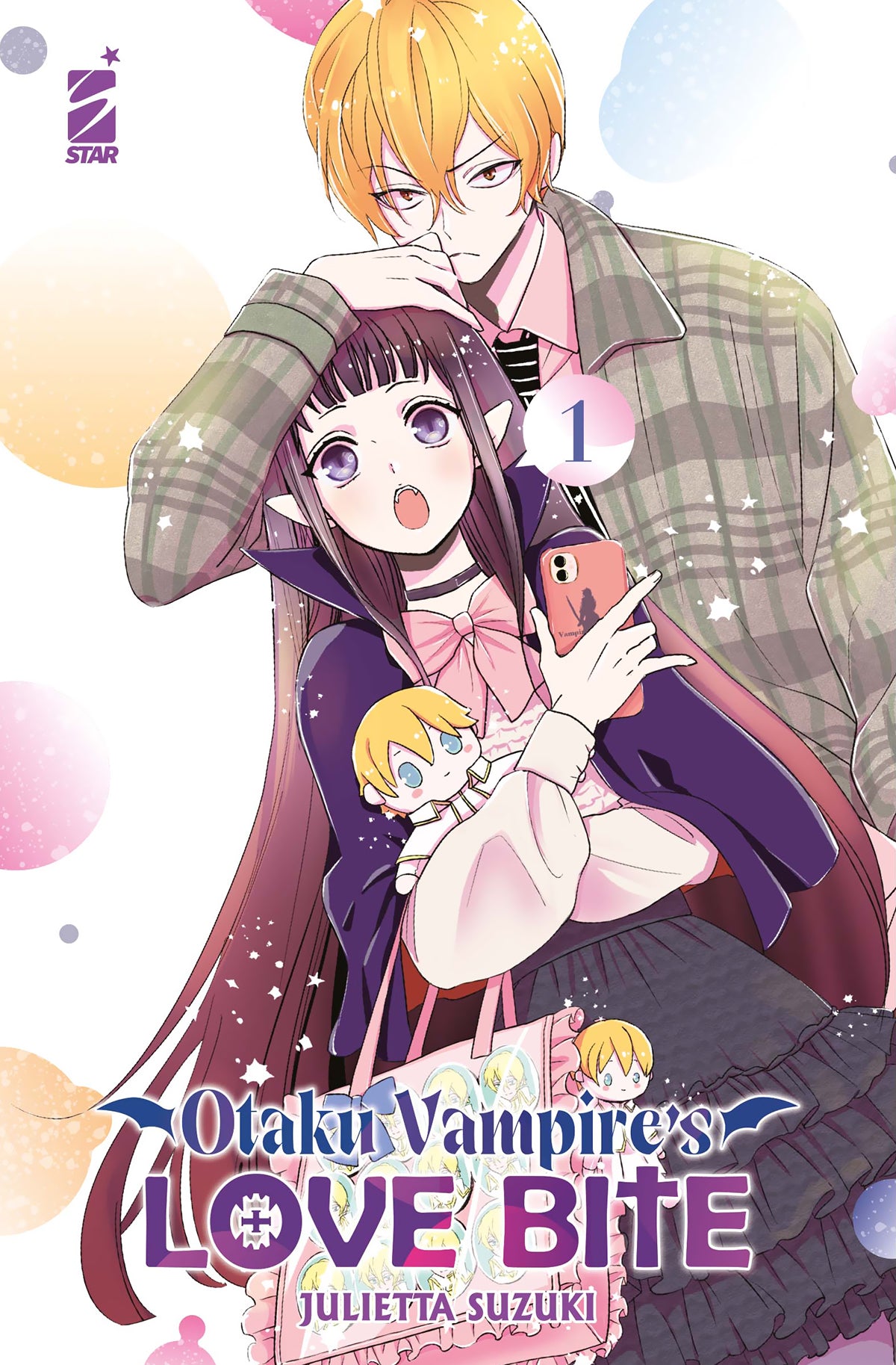 Copertina del manga Otaku Vampire's Love Bite Vol. 1; una ragazza vampiro con capelli viola, zanne in vista e vestiti in stile gothic lolita tiene in mano un pupazzo e uno smartphone con cover personalizzata. Dietro di lei, un ragazzo biondo con gli occhiali le appoggia una mano sulla testa con aria di sufficienza.