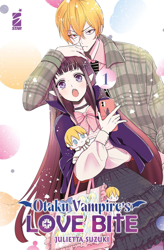 Copertina del manga Otaku Vampire's Love Bite Vol. 1; una ragazza vampiro con capelli viola, zanne in vista e vestiti in stile gothic lolita tiene in mano un pupazzo e uno smartphone con cover personalizzata. Dietro di lei, un ragazzo biondo con gli occhiali le appoggia una mano sulla testa con aria di sufficienza.
