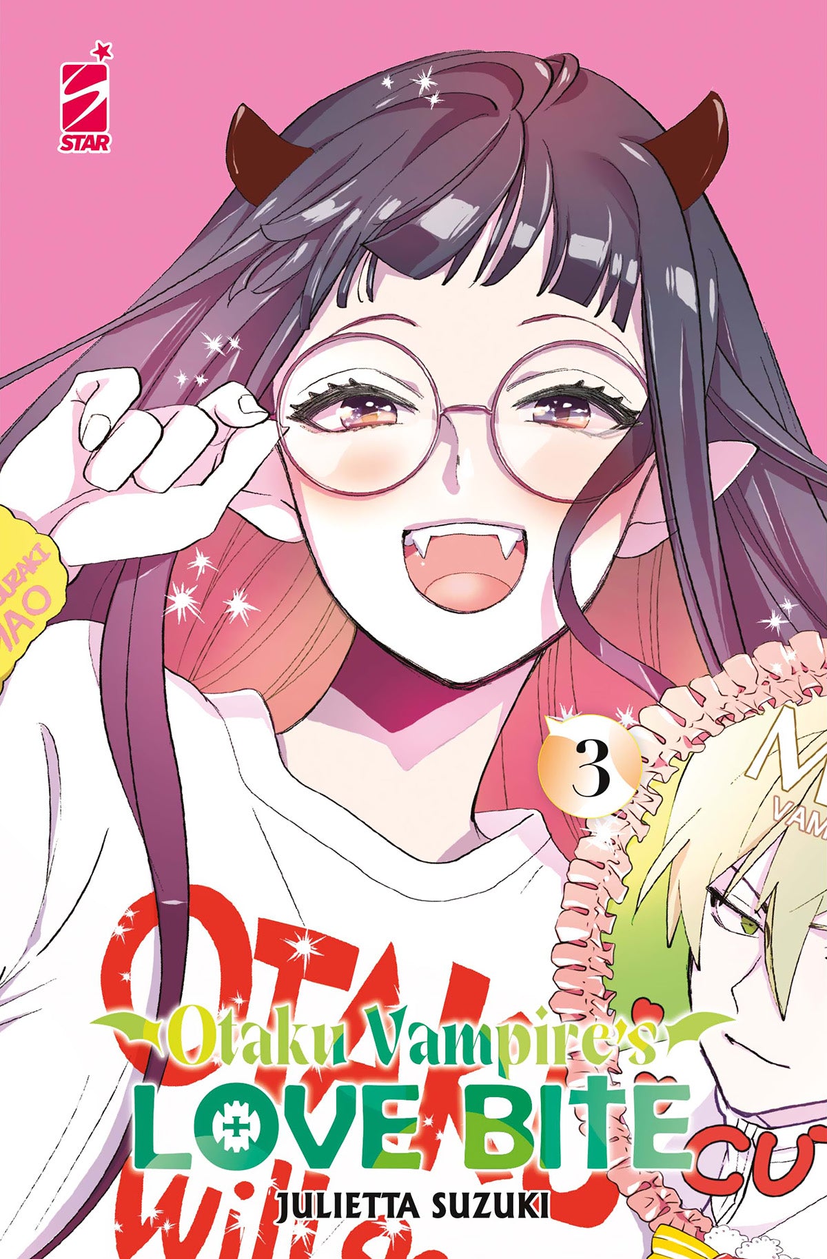 Copertina del manga Otaku Vampire's Love Bite 3. Un'allegra ragazza vampiro otaku con occhiali rotondi, piccole corna e canini sporgenti sorride felice su uno sfondo rosa.