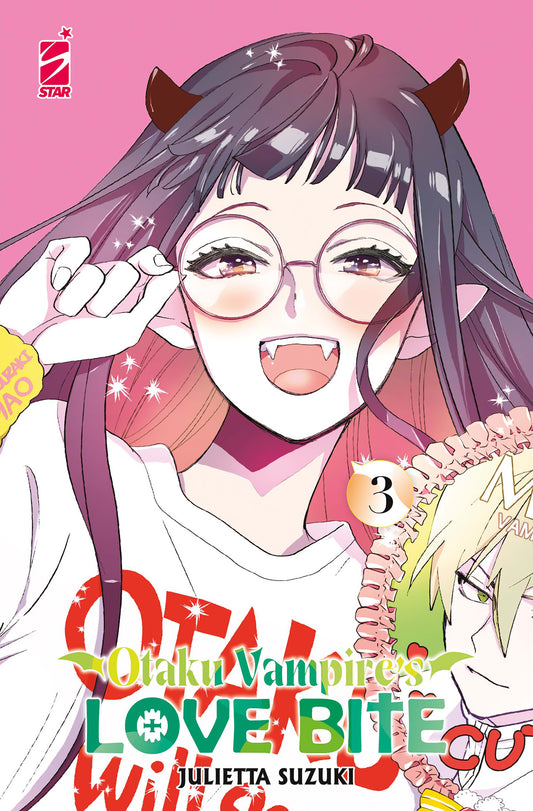 Copertina del manga Otaku Vampire's Love Bite 3. Un'allegra ragazza vampiro otaku con occhiali rotondi, piccole corna e canini sporgenti sorride felice su uno sfondo rosa.