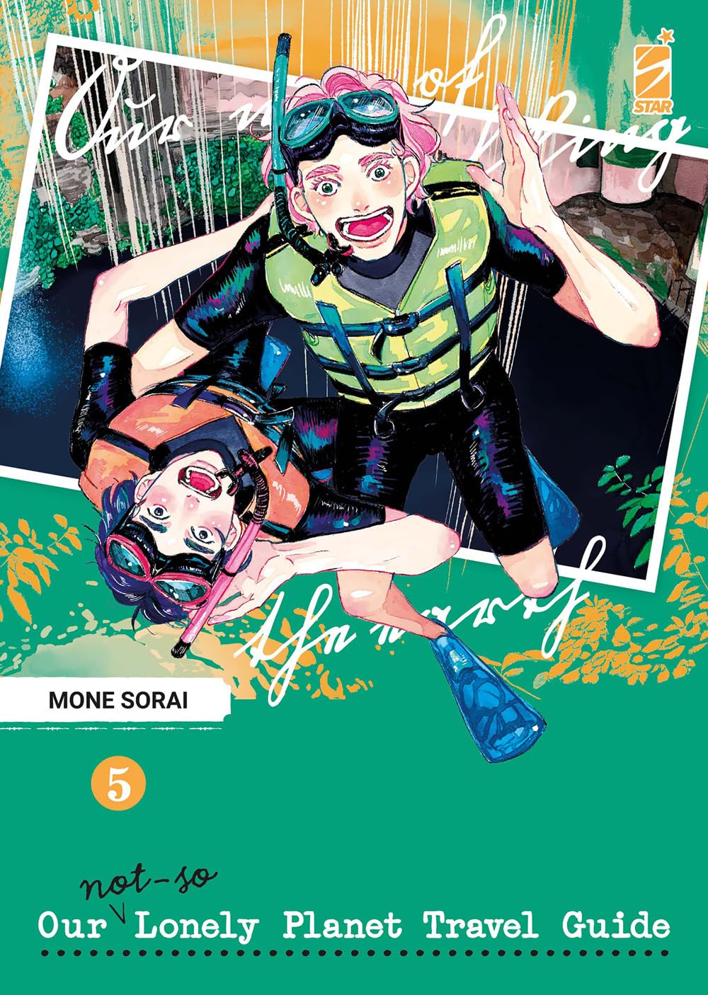 Copertina del manga Our Not So Lonely Planet Travel Guide volume 5; l'illustrazione mostra i protagonisti Asahi e Mitsuki che nuotano sott'acqua indossando attrezzatura da snorkeling (maschere, boccagli, giubbotti di salvataggio) e sorridono.