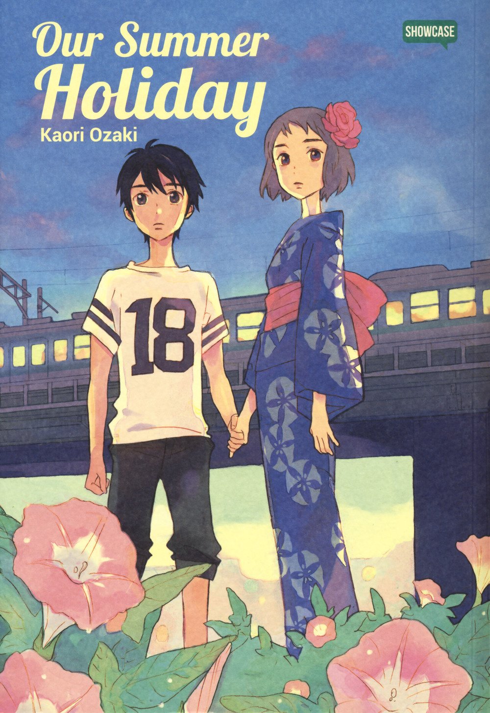 Copertina in italiano del manga 'Our Summer Holiday' di Kaori Ozaki, edito da Dynit Manga per la linea Showcase. L'illustrazione su uno sfondo al tramonto mostra due ragazzini che si tengono per mano davanti al cavalcavia di una ferrovia su cui transita un treno: a sinistra il giovane Natsuru con maglietta bianca recante il numero 18 e a destra la compagna Rio con un yukata blu decorato e un fiore rosa nei capelli, immersi tra grandi fiori di ipomea in primo piano.