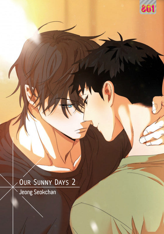 Copertina del manhwa Our Sunny Days volume 2. Illustrazione in stile webtoon che ritrae i due protagonisti maschili in un momento di forte intimità e tensione romantica. I loro volti sono vicinissimi e si sfiorano, illuminati da una calda luce dorata.