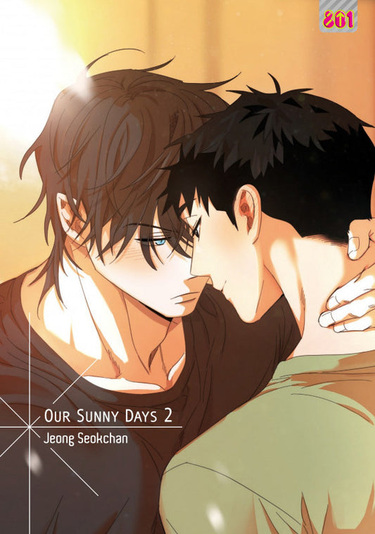 Copertina del manhwa Our Sunny Days volume 2. Illustrazione in stile webtoon che ritrae i due protagonisti maschili in un momento di forte intimità e tensione romantica. I loro volti sono vicinissimi e si sfiorano, illuminati da una calda luce dorata.