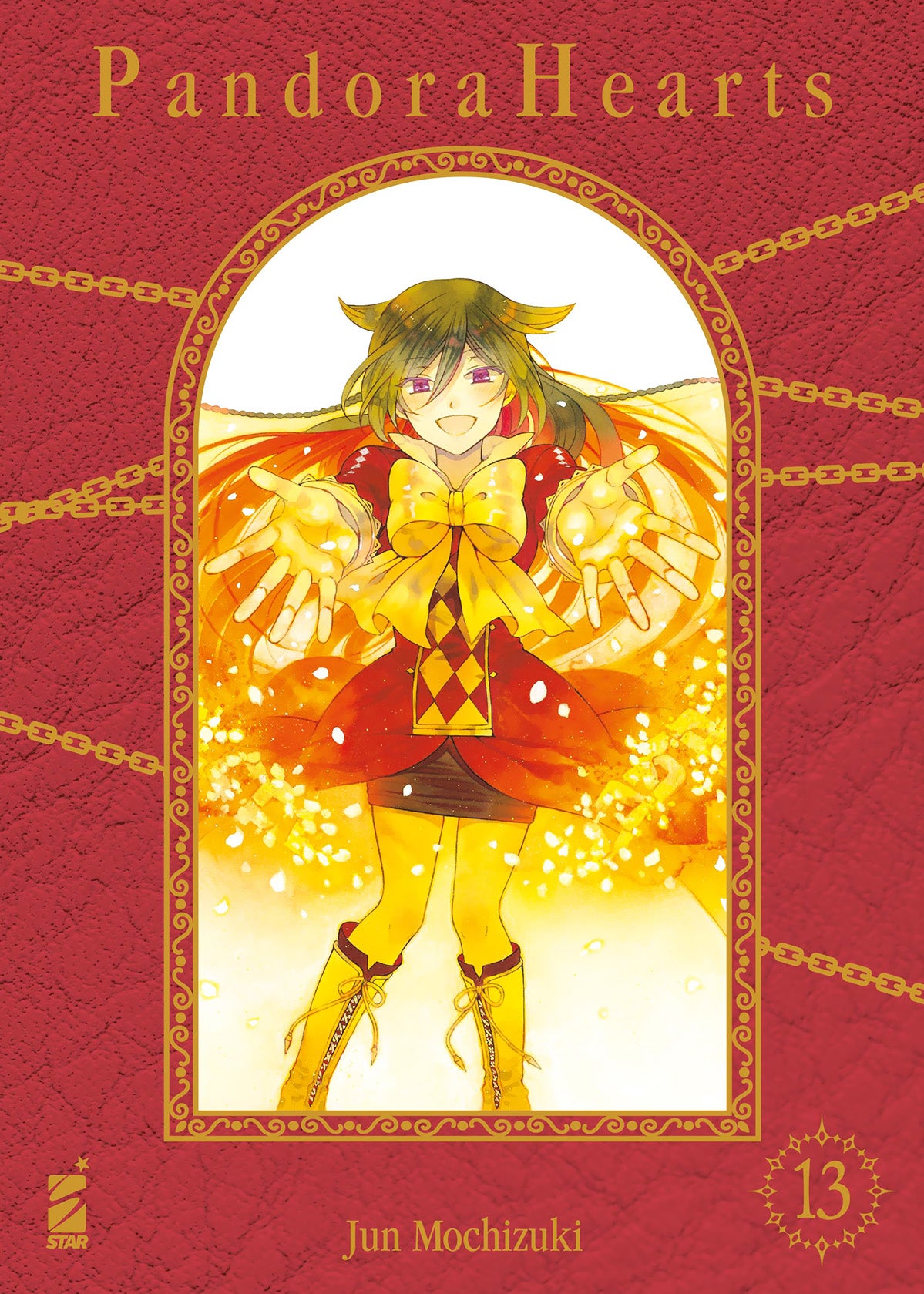 Copertina del manga Pandora Hearts New Edition Vol. 13, scritto e disegnato da Jun Mochizuki ed edito da Star Comics. Lo sfondo rosso scuro presenta un'elegante texture che ricorda la pelle rilegata, attraversata orizzontalmente da spesse catene dorate. Al centro, racchiusa all'interno di una raffinata cornice ad arco dorata con motivi a spirale, spicca un'illustrazione estremamente luminosa di una ragazza sorridente. La fanciulla ha i capelli scuri sulla sommità del capo che sfumano in un lungo e brillante
