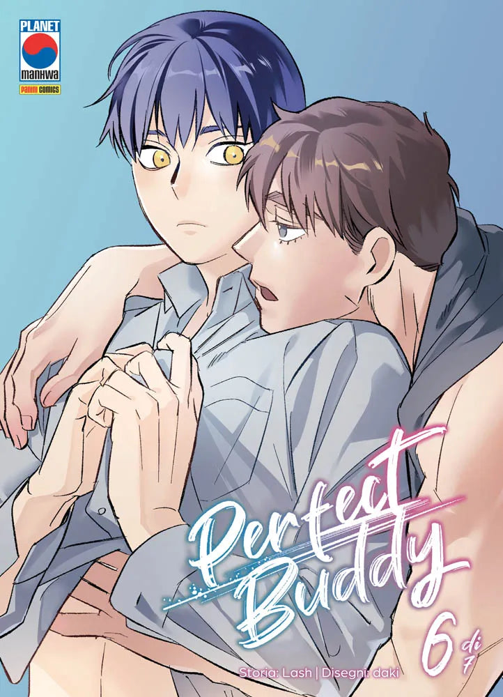 Copertina del sesto volume del manhwa Boys' Love 'Perfect Buddy' di Lash e daki, edito da Panini Planet Manga. L'illustrazione ritrae un abbraccio intimo e protettivo tra i due protagonisti: il ragazzo con capelli blu e intensi occhi dorati in primo piano cinto dalle braccia del compagno dai capelli castani che lo stringe da dietro, su uno sfondo azzurro sfumato con la scritta 'Perfect Buddy 6 di 7'.