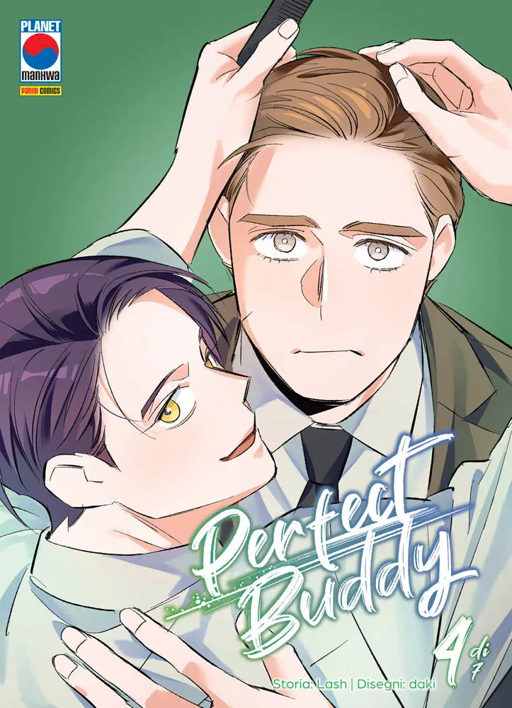 Copertina del quarto volume in italiano del manhwa Boys' Love 'Perfect Buddy', edito da Panini Planet Manga. L'illustrazione a colori su sfondo verde mostra il biondo Kim Ji-woo mentre pettina con cura i capelli scuri del collega Seo Oh-jin, che lo guarda dal basso verso l'alto con un'espressione dolce e i suoi caratteristici occhi dorati