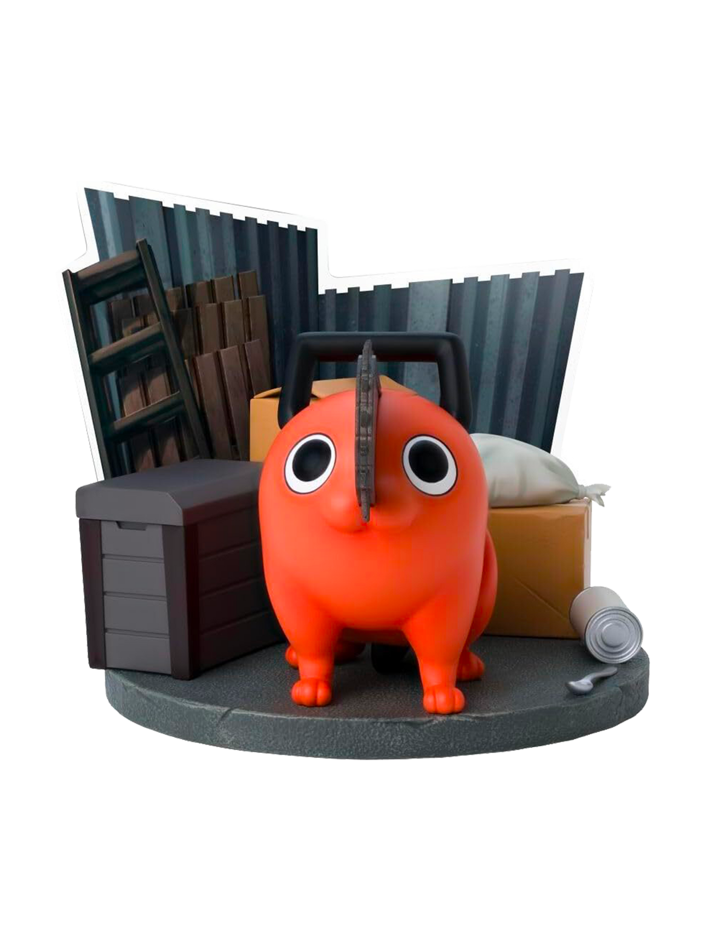 La figure di Pochita (Abystyle Studio) su una base circolare grigia che simula l'asfalto, circondato da scatole di cartone, una scala e una lattina, con la sua lama motosega in bella vista.hiena.