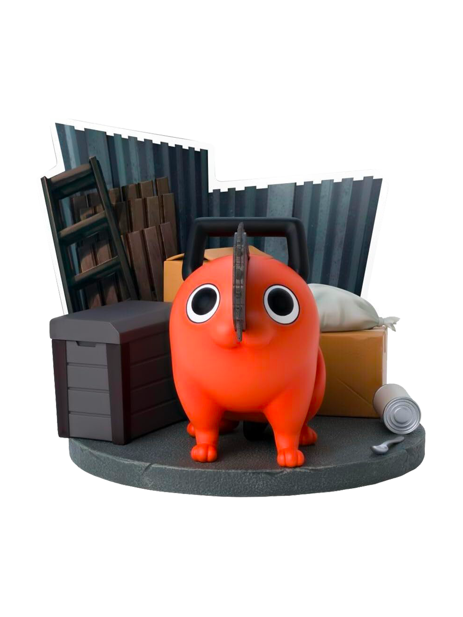 La figure di Pochita (Abystyle Studio) su una base circolare grigia che simula l'asfalto, circondato da scatole di cartone, una scala e una lattina, con la sua lama motosega in bella vista.hiena.