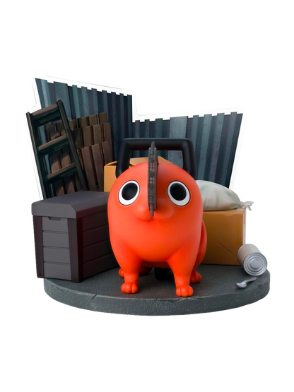 La figure di Pochita (Abystyle Studio) su una base circolare grigia che simula l'asfalto, circondato da scatole di cartone, una scala e una lattina, con la sua lama motosega in bella vista.hiena.