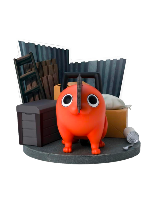 La figure di Pochita (Abystyle Studio) su una base circolare grigia che simula l'asfalto, circondato da scatole di cartone, una scala e una lattina, con la sua lama motosega in bella vista.hiena.