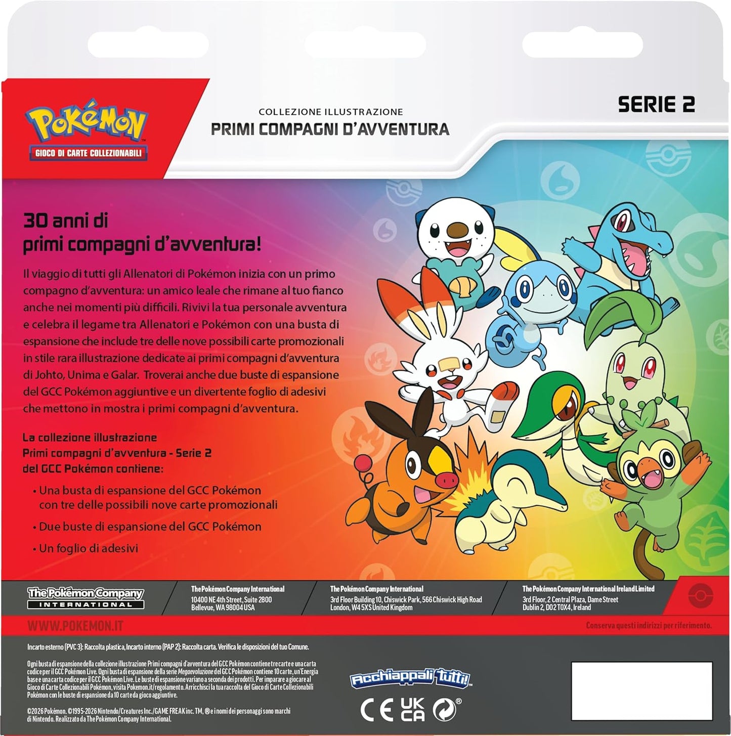 Retro della confezione Pokémon Collezione Illustrazione Primi Compagni d'Avventura Serie 2. Mostra i testi descrittivi sui trent'anni dei primi compagni d'avventura e un'illustrazione colorata con nove Pokémon iniziali tra cui Totodile, Scorbunny e Cyndaquil.