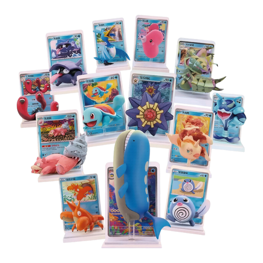 Panoramica dell'intera serie di blind box da collezione Pokémon Dreaming Painting Water Vol. 2. La foto su sfondo nero mostra diverse figure 3D di Pokémon di tipo Acqua (tra cui Wailord in primo piano, Squirtle, Starmie, Slowbro, Poliwag, Corphish e altri) posizionate davanti alle rispettive carte trasparenti con supporto verticale.