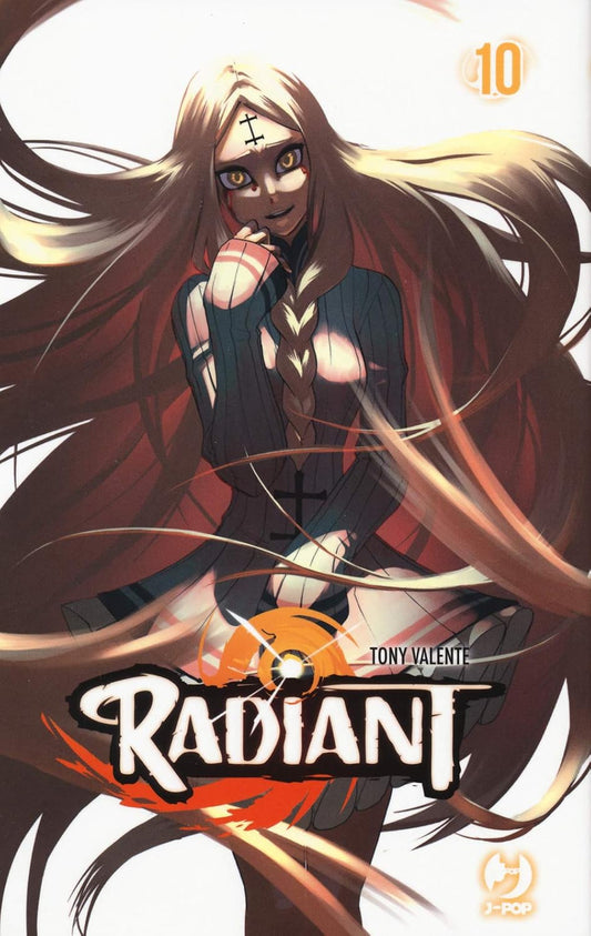 Copertina del decimo volume del manga Radiant, raffigurante una misteriosa ragazza dai lunghissimi capelli biondi mossi dal vento, con un segno a forma di croce sulla fronte e uno sguardo enigmatico.