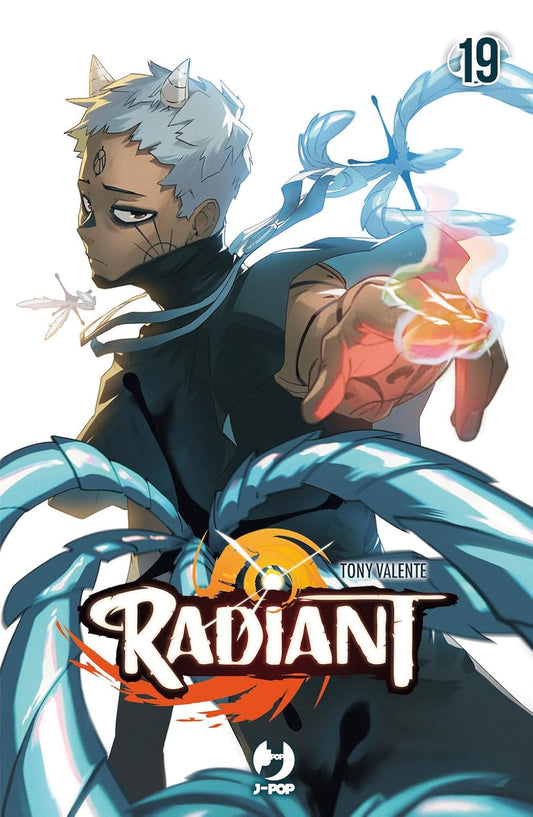 Copertina del diciannovesimo volume del manga Radiant, raffigurante un giovane ragazzo con corti capelli azzurro-grigi, corna bianche e un simbolo sulla fronte, che protende la mano destra avvolta da energia magica sfumata.