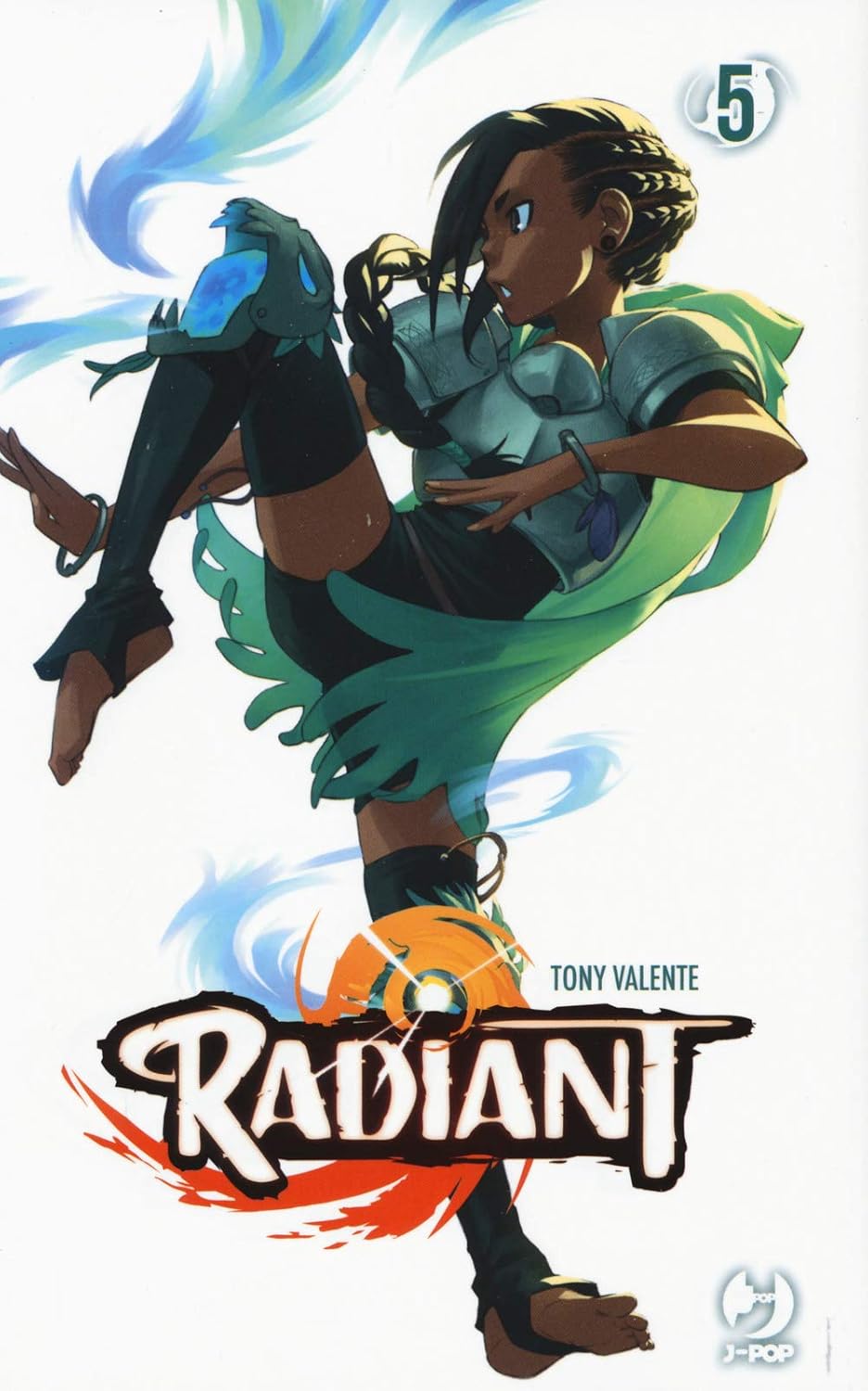 Copertina del quinto volume del manga Radiant, raffigurante una ragazza guerriera in posa dinamica di calcio, con un mantello verde e una leggera armatura.