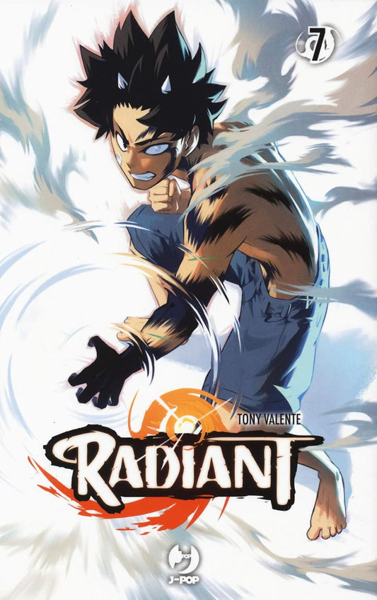 Copertina del settimo volume del manga Radiant, che mostra Seth in una forma parzialmente trasformata, con segni scuri sul corpo e occhi luminosi, circondato da energia.