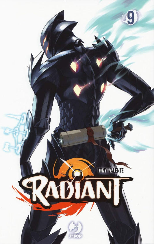 Copertina del nono volume del manga Radiant, con un misterioso personaggio in armatura oscura e dettagli luminosi, visto di schiena con una pergamena alla cintura.