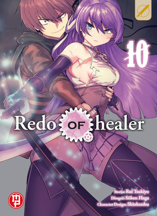Copertina di Redo of Healer 10. Un ragazzo con capelli castani e un sorriso beffardo afferra da dietro una ragazza con lunghi capelli viola in sella o posa dinamica mentre impugna una spada luminosa, su sfondo violaceo.