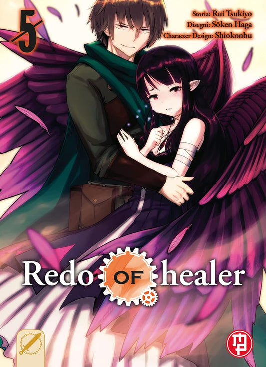 Copertina di Redo of Healer 5. Un ragazzo con capelli castani e mantello verde tiene tra le braccia una ragazza malinconica dotata di grandi ali piumate scure e orecchie a punta.