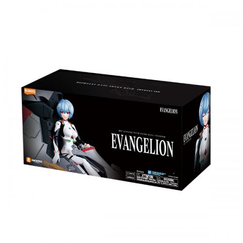 Figura da collezione di Rei Ayanami con capsula Entry Plug dall'anime Evangelion, prodotta da Blokees per la Fantastic Series. L'illustrazione mostra la pilota in Plugsuit bianca seduta nel dettagliato cockpit grigio e metallizzato montato su un supporto inclinato con base espositiva arancione traslucida a moduli esagonali.