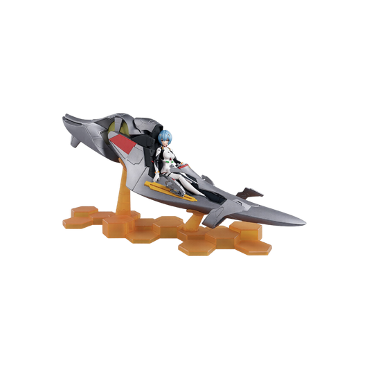Figura da collezione di Rei Ayanami con capsula Entry Plug dall'anime Evangelion, prodotta da Blokees per la Fantastic Series. L'illustrazione mostra la pilota in Plugsuit bianca seduta nel dettagliato cockpit grigio e metallizzato montato su un supporto inclinato con base espositiva arancione traslucida a moduli esagonali.