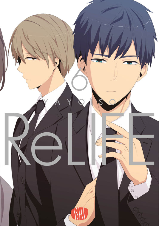 Copertina del manga ReLIFE Vol. 6, edito da Ishi Publishing. Su uno sfondo bianco, l'illustrazione dal tratto pulito e moderno mostra due giovani ragazzi vestiti con eleganti abiti scuri, camicia bianca e cravatta nera. In primissimo piano, un ragazzo dai capelli blu scuro e penetranti occhi azzurri guarda verso lo spettatore mentre si aggiusta la cravatta con la mano destra. Dietro di lui, sulla sinistra, un ragazzo dai capelli biondo cenere rivolge lo sguardo di lato, mostrando il profilo.