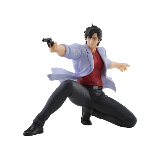 Statua da collezione Noodle Stopper Figure di Ryo Saeba prodotta da FuRyu per City Hunter su sfondo nero. L'illustrazione ritrae Ryo Saeba in una posa d'attacco dinamica piegato sulle ginocchia mentre impugna e punta la sua pistola, indossando la classica maglietta rossa, la giacca azzurra scivolata sulle spalle e pantaloni neri.