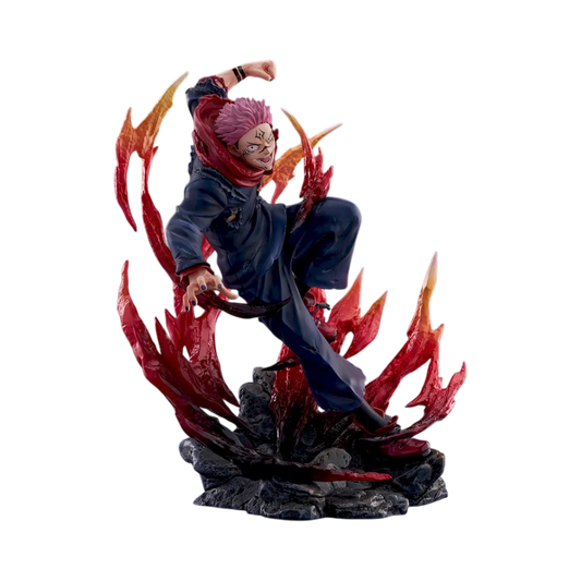 Statua da collezione di Ryomen Sukuna della linea FigurizmA di SEGA dedicata a Jujutsu Kaisen su sfondo nero. L'illustrazione ritrae Sukuna con l'uniforme scolastica blu scuro in una posa d'attacco dinamica mentre salta a mezz'aria con espressione diabolica, circondato da effetti visivi traslucidi rossi e arancioni a forma di fiamme e posizionato su una base di roccia.