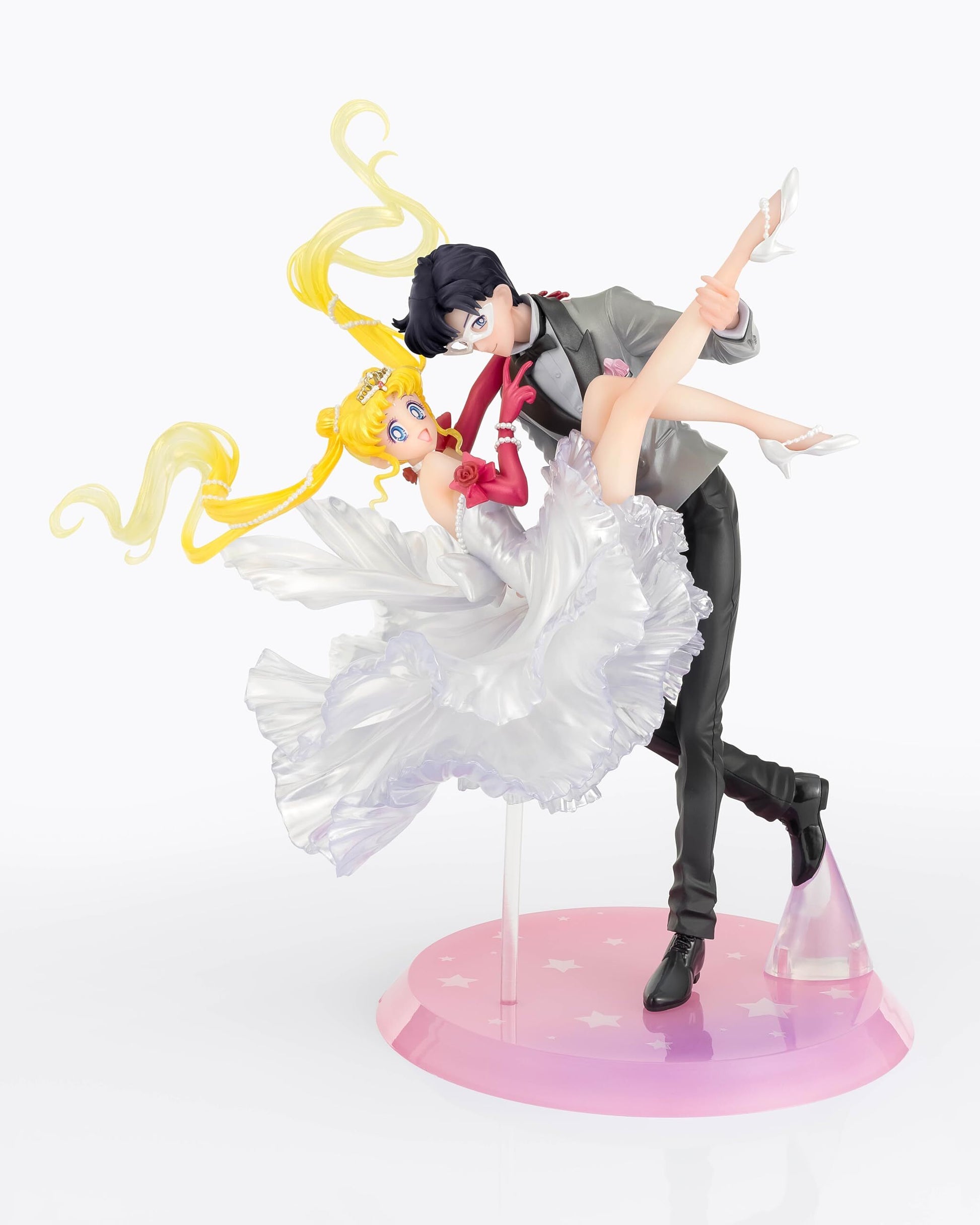 Figura da collezione di Sailor Moon e Tuxedo Mask della linea Figuarts Zero, visibile nel file vera.jpg. I due personaggi sono ritratti in un romantico passo di danza, con Tuxedo Mask in smoking grigio che solleva Sailor Moon, la quale indossa un sontuoso abito bianco fluttuante dalla finitura perlata.