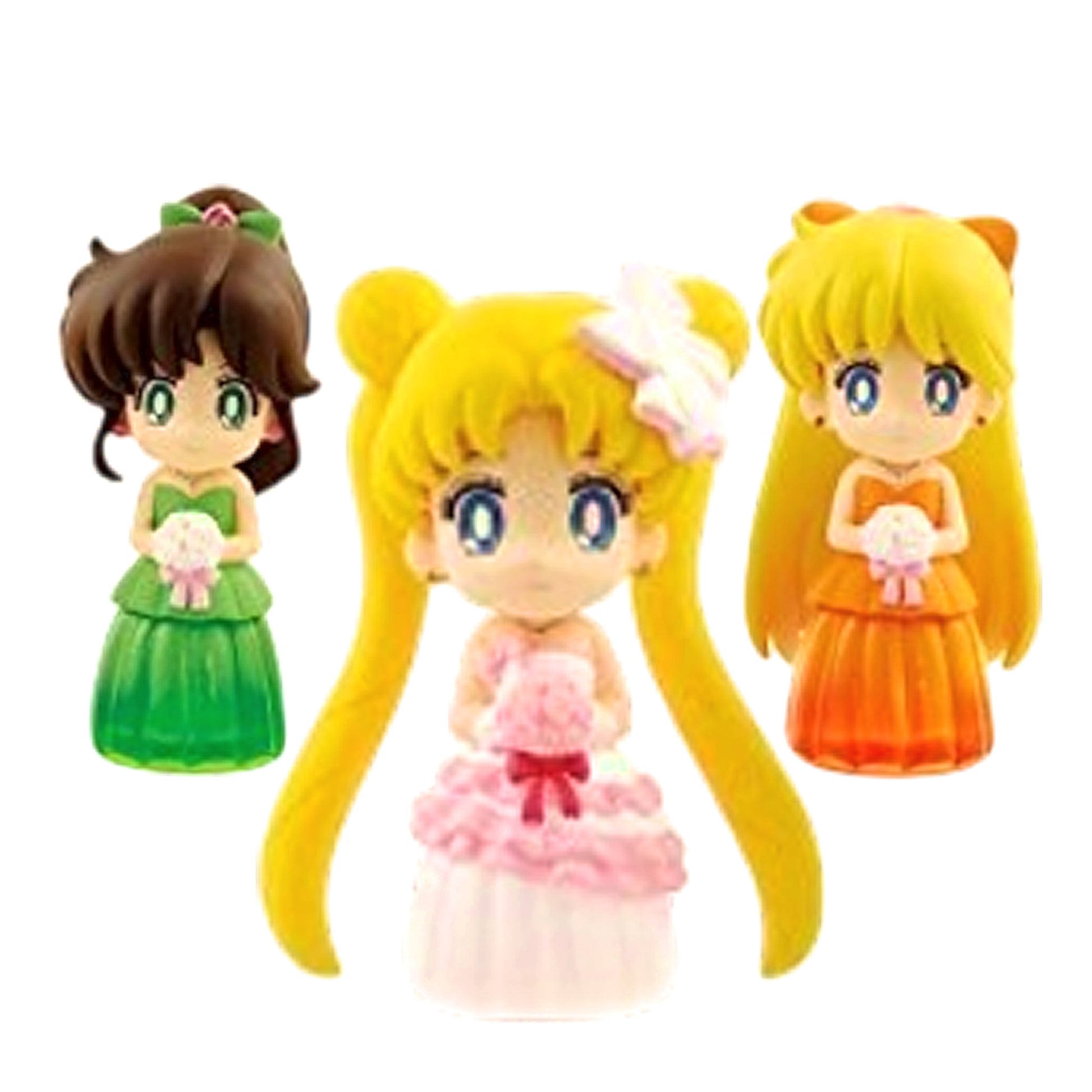 Tre mini figure dei personaggi di Sailor Moon in stile chibi. Da sinistra verso destra: Makoto (Sailor Jupiter) con un abito verde, Usagi (Sailor Moon) al centro con un abito bianco e rosa, e Minako (Sailor Venus) con un abito arancione. Tutte e tre le ragazze tengono in mano un piccolo bouquet di fiori.