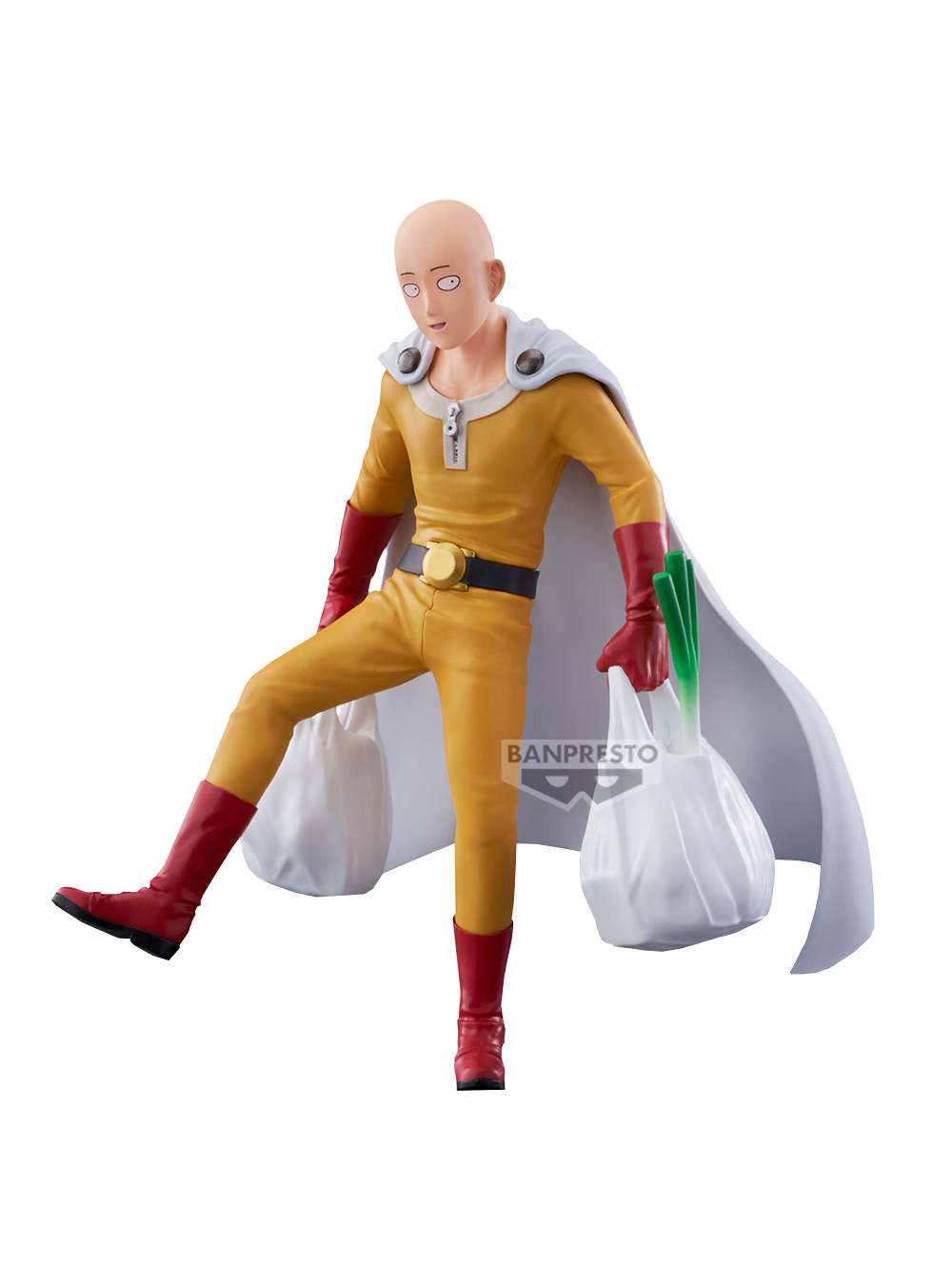 Figure in PVC di Saitama dalla serie One Punch Man, prodotta da Banpresto. Il personaggio, calvo e con un'espressione neutra, indossa il suo iconico costume da eroe composto da una tuta gialla, cintura nera con fibbia dorata, guanti e stivali rossi e un mantello bianco. È ritratto in una posa dinamica e comica mentre cammina sollevando una gamba e reggendo due sacchetti della spesa bianchi, da uno dei quali spunta un lungo porro verde.