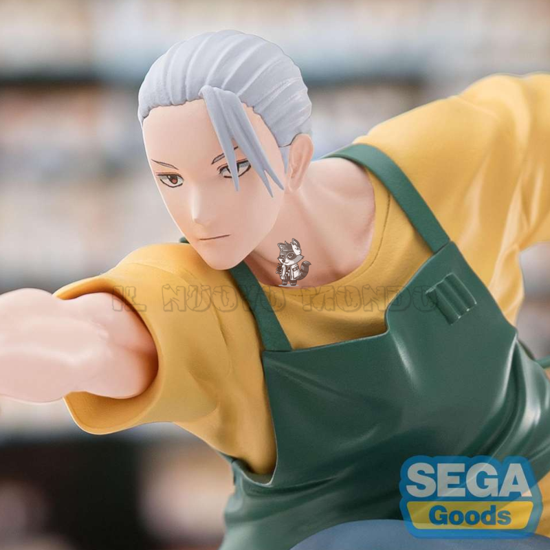 Figura da collezione di Taro Sakamoto nella sua forma magra da combattimento, tratta dal manga Sakamoto Days. Il personaggio indossa un grembiule verde sopra una maglietta gialla e pantaloni blu, mentre punta una pistola nera scivolando su macerie bianche.
