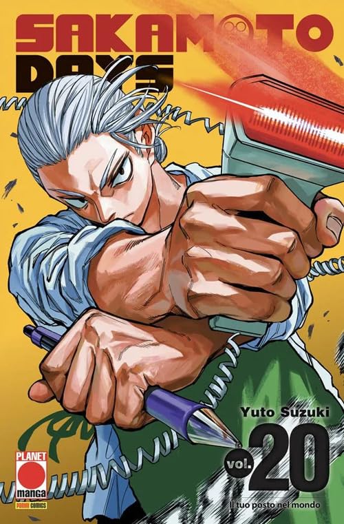 Copertina del manga Sakamoto Days Vol. 20, con il sottotitolo "Il tuo posto nel mondo", edito da Panini Planet Manga. L'illustrazione mostra in primo piano un giovane dai capelli chiari raccolti all'indietro e con uno sguardo estremamente determinato e concentrato. Il ragazzo indossa la divisa del minimarket, composta da una camicia chiara azzurrina e un grembiule verde. Con un atteggiamento pronto al combattimento, impugna un lettore di codici a barre rosso e grigio da cui parte un raggio laser.