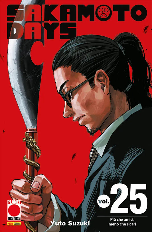 Copertina del manga Sakamoto Days volume 25. Su uno sfondo rosso acceso è raffigurato di profilo un uomo con gli occhiali e i capelli neri legati in una coda, intento a impugnare una grande arma ad asta decorata con un drago dorato sul manico.