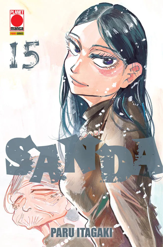 Copertina del quindicesimo volume in italiano del manga 'Sanda' di Paru Itagaki, edito da Planet Manga. L'illustrazione ritrae in primo piano una donna con lunghi capelli scuri, vestito nero e collana di perle che sorride leggermente, con in basso a sinistra il volto disegnato di una persona anziana e la grande scritta del titolo SANDA in grigio al centro.