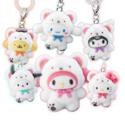 Gashapon Sanrio Characters Fluffy Snow Mejirushi Charm di Bandai con personaggi Sanrio in outfit invernali.   