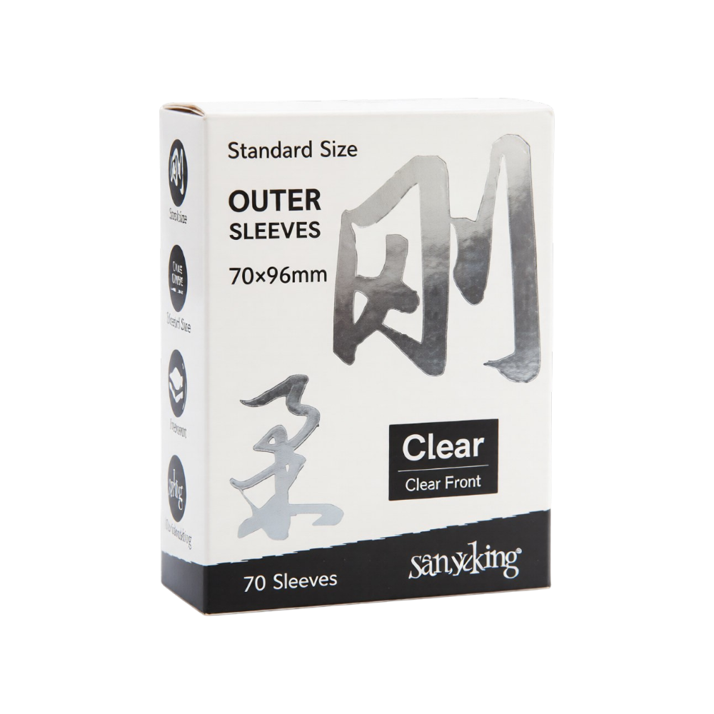 Scatola di confezionamento bianca delle bustine protettive 'Outer Sleeves Standard Size' marca Sanseking. Il packaging presenta ideogrammi kanji in lamina d'argento riflettente, le diciture 'Standard Size OUTER SLEEVES 70x96mm', la casella nera 'Clear Clear Front', e la banda inferiore nera con il conteggio '70 Sleeves' e il logo Sanseking.