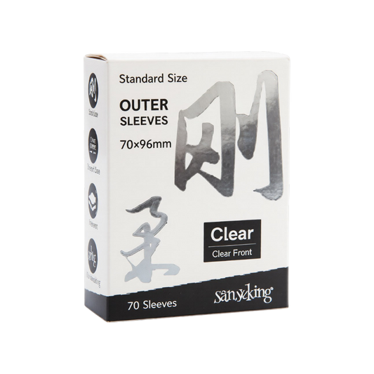 Scatola di confezionamento bianca delle bustine protettive 'Outer Sleeves Standard Size' marca Sanseking. Il packaging presenta ideogrammi kanji in lamina d'argento riflettente, le diciture 'Standard Size OUTER SLEEVES 70x96mm', la casella nera 'Clear Clear Front', e la banda inferiore nera con il conteggio '70 Sleeves' e il logo Sanseking.