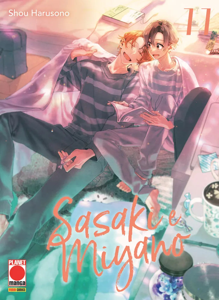 Copertina dell'undicesimo volume del manga Boys' Love 'Sasaki e Miyano' di Shou Harusono, edito da Panini Planet Manga. L'illustrazione dai toni caldi e sognanti ritrae in una stanza illuminata da soffuse luci serali Sasaki e Miyano seduti vicini sul pavimento coperti da una morbida coperta; Sasaki sorride poggiando la testa sulla spalla di Miyano, che tiene in mano un volume, con il titolo stilizzato arancione 'Sasaki e Miyano' in basso e il numero 11 in alto a destra.