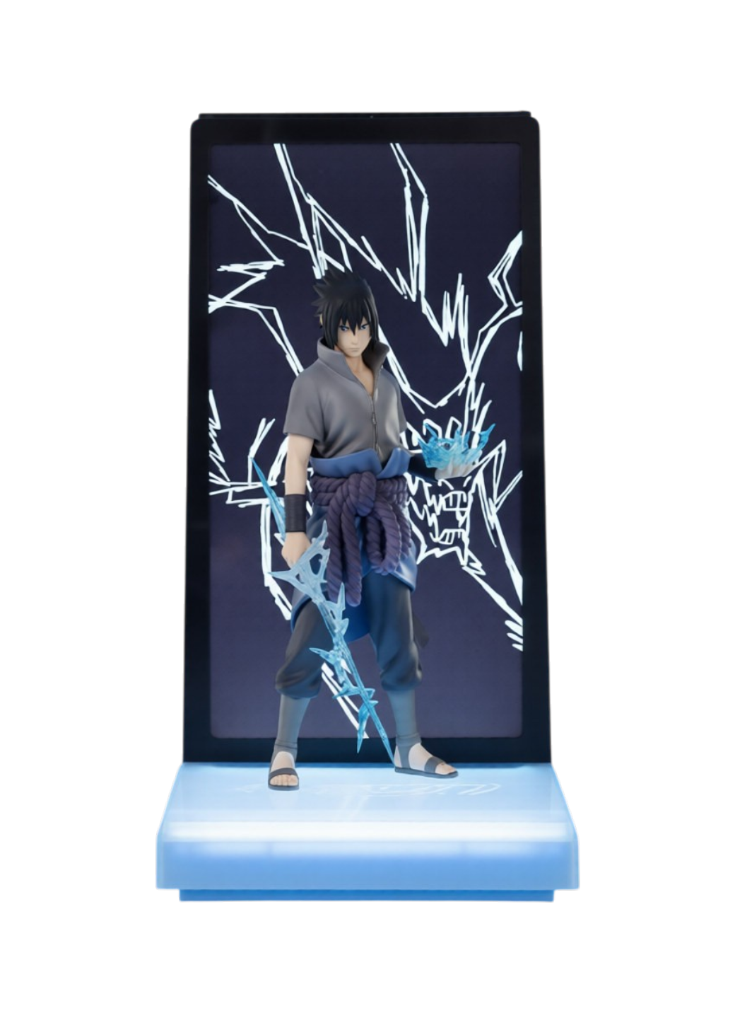 Figura espositiva di Sasuke Uchiha da Naruto Shippuden per la linea Neon di Tsume Art. La statua ritrae Sasuke in piedi con abiti grigi e cinturone a corda viola mentre evoca l'energia elettrica del Chidori, collocato all'interno di un box espositivo nero con base illuminata a LED azzurri e uno sfondo scuro con profilo di drago di fulmine luminoso.
